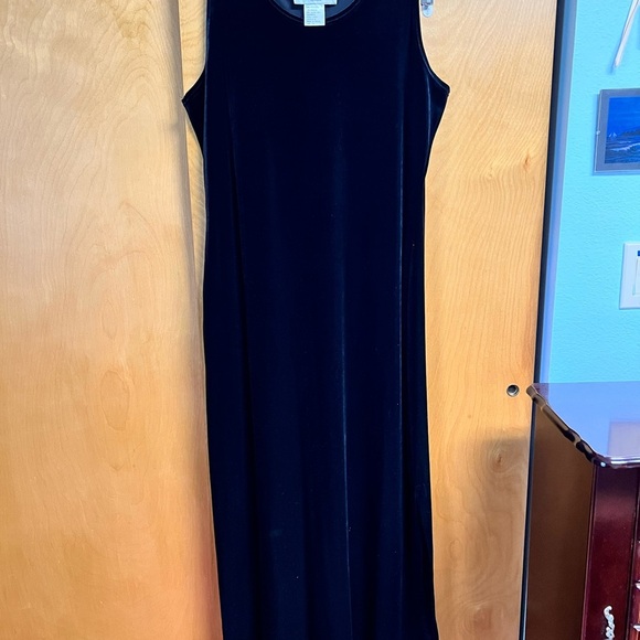 Ronni Nicole Classic Velvet Black Maxi Dress - Picture 1 of 6